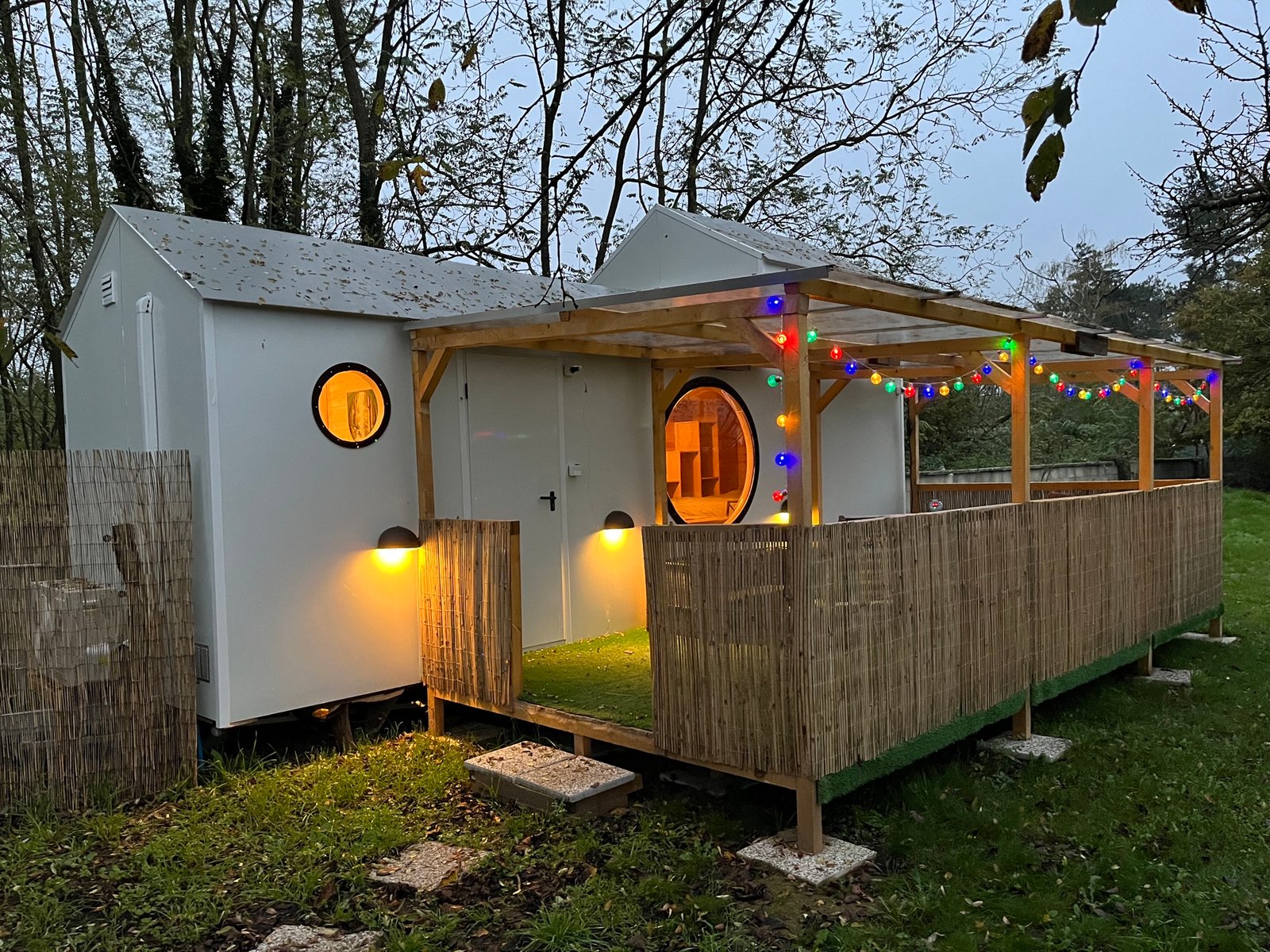 La tiny house Family sCarabane le soir, guirlandes allumées, près de Chalon-sur-Saône